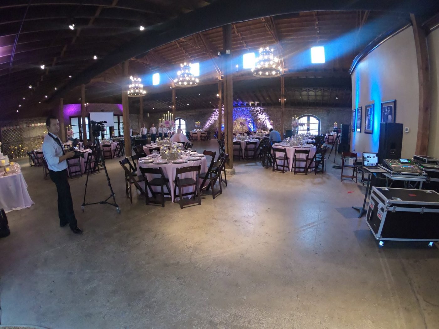 Evento con iluminación azul en salón de Atlanta