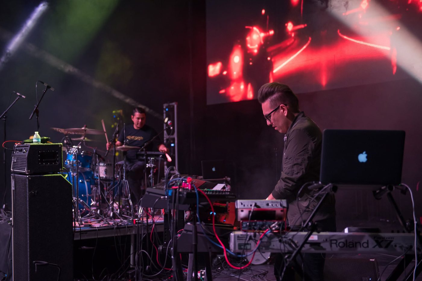 Banda en vivo con iluminación de escenario